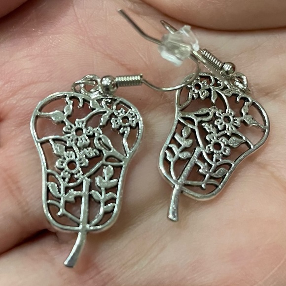 2/$25 or 3/$35 NWOT Silver Tulip and daisy cutout earrings - Picture 5 of 6